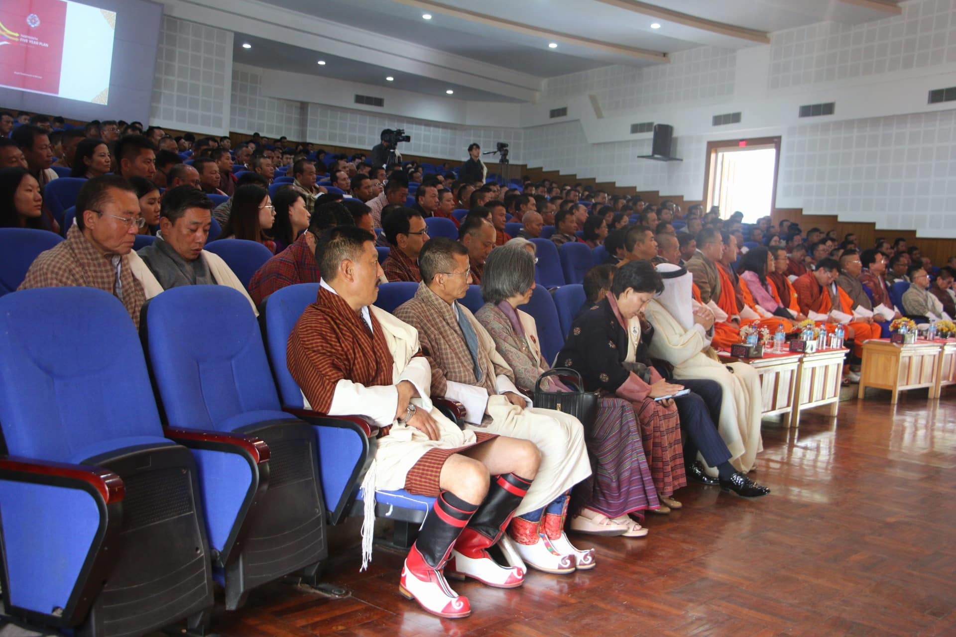 ས་གནས་གཞུང་གི་འགོ་ཁྲིདཔ་ཚུ་གིས་ རྫོང་ཁའི་སྐད་ཡིག་ལག་ལེན་དམ་དམ་འབད་དགོ་པའི་ནན་སྐུལ།